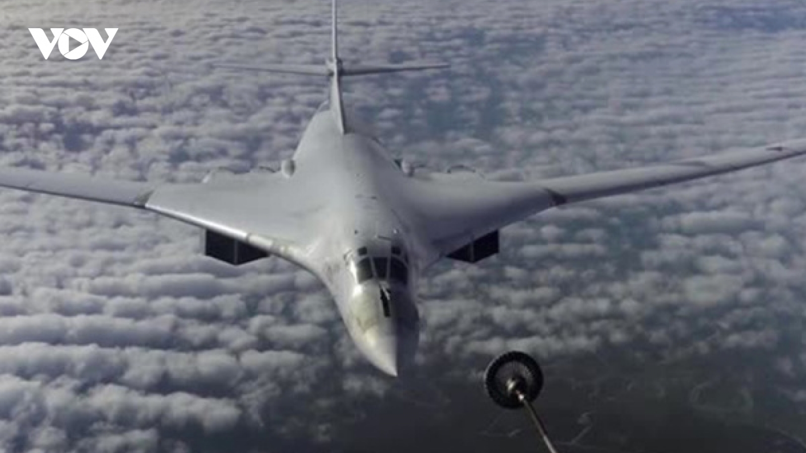 Thiên nga trắng Tu-160 tiếp nhiên liệu trên không trong đêm khi bay qua Bắc cực