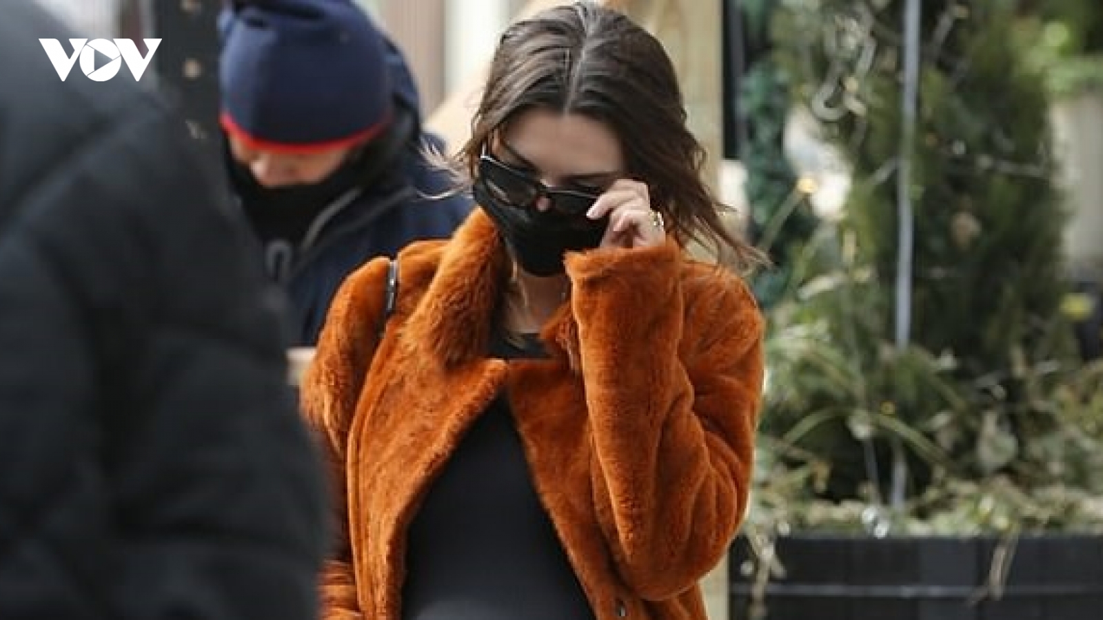 Emily Ratajkowski "ôm" bụng bầu đi chơi ở New York