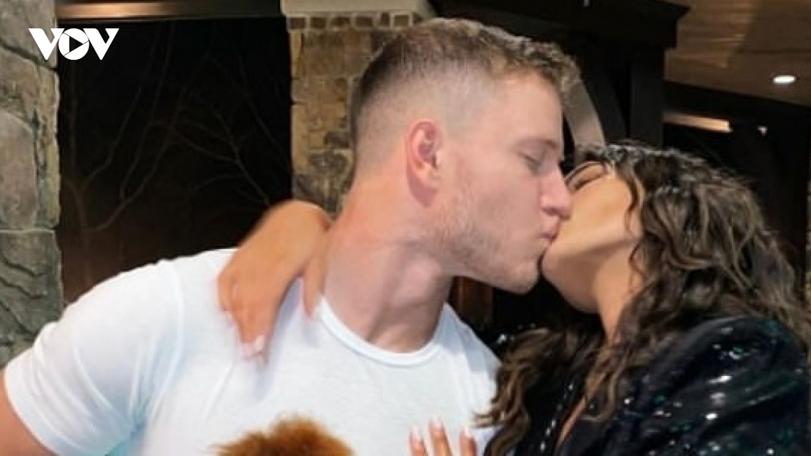 Hoa hậu Olivia Culpo ngọt ngào "khóa môi" tình trẻ dịp đầu năm