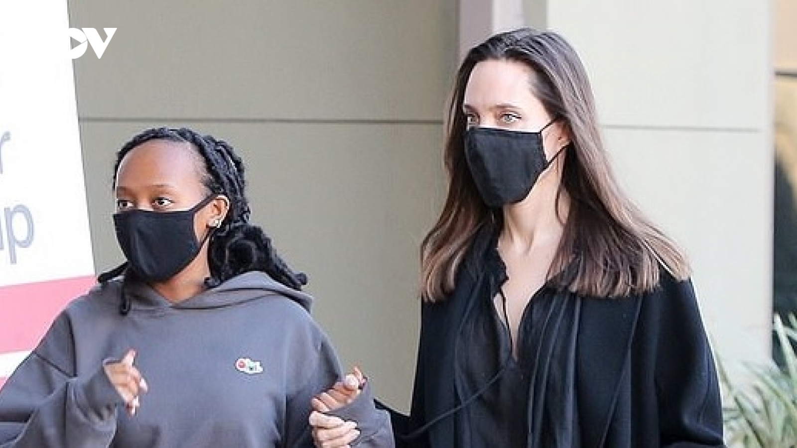 Angelina Jolie giản dị nắm tay con gái nuôi đi mua sắm dịp cuối tuần