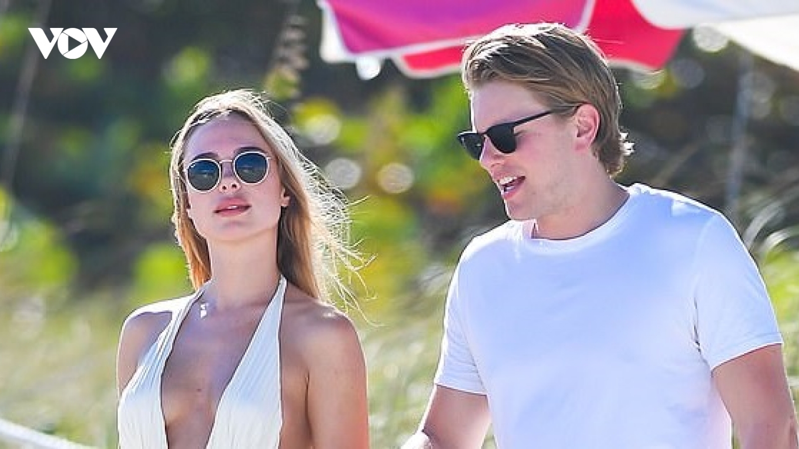 Kimberley Garner diện áo tắm khoe body nóng bỏng đi dạo cùng bạn trai mới
