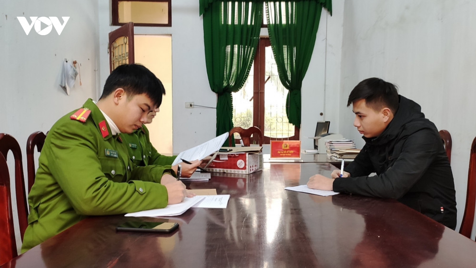 Tự xưng công an để chiếm đoạt hàng cấm
