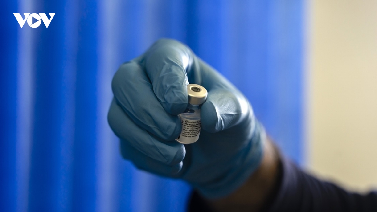 Một số nước phản ứng mạnh mẽ khi Pfizer thông báo tạm thời giảm số lượng vaccine