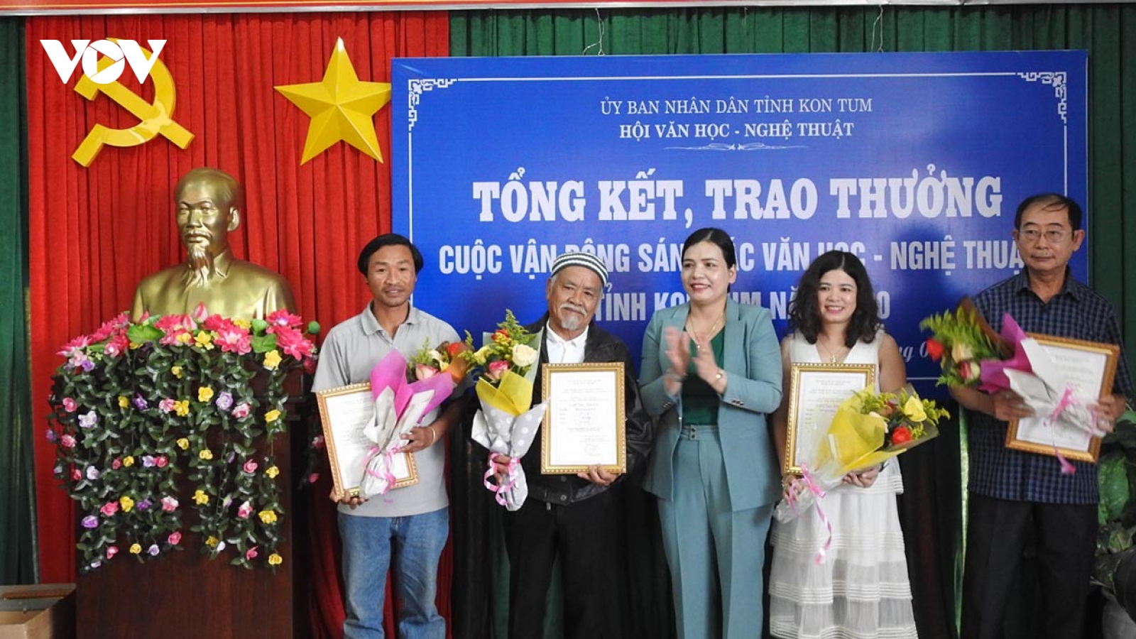 Trao giải thưởng sáng tác văn học - nghệ thuật chào mừng Đại hội Đảng XIII