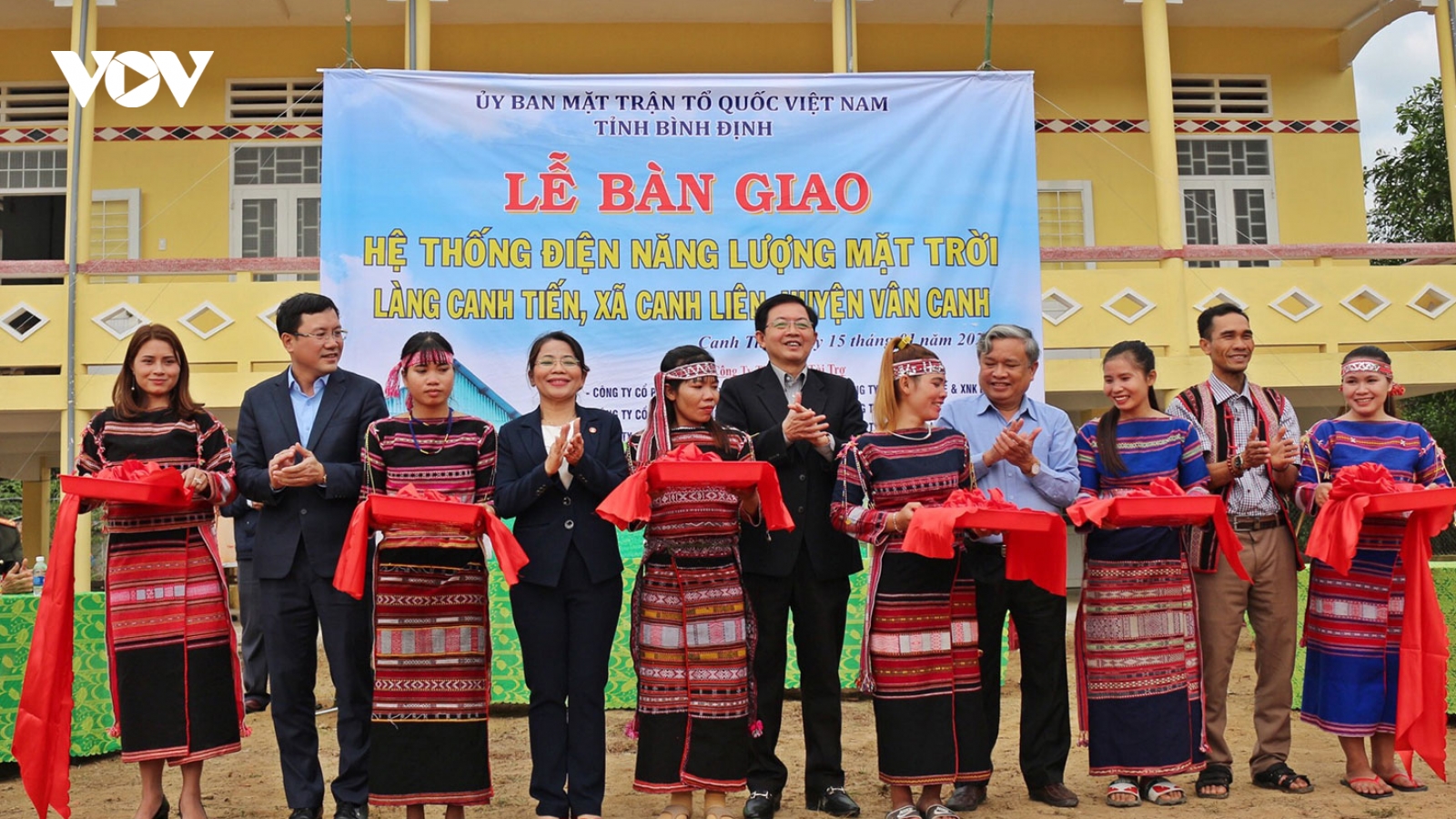 Tặng hệ thống điện mặt trời cho đồng bào thiểu số huyện Vân Canh, Bình Định