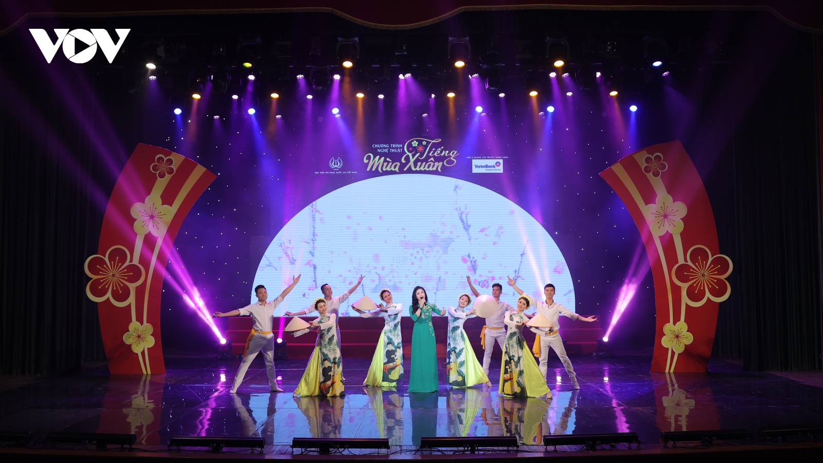 Sao Mai Bích Hồng cùng dàn nghệ sĩ hát mừng Đại hội XIII của Đảng