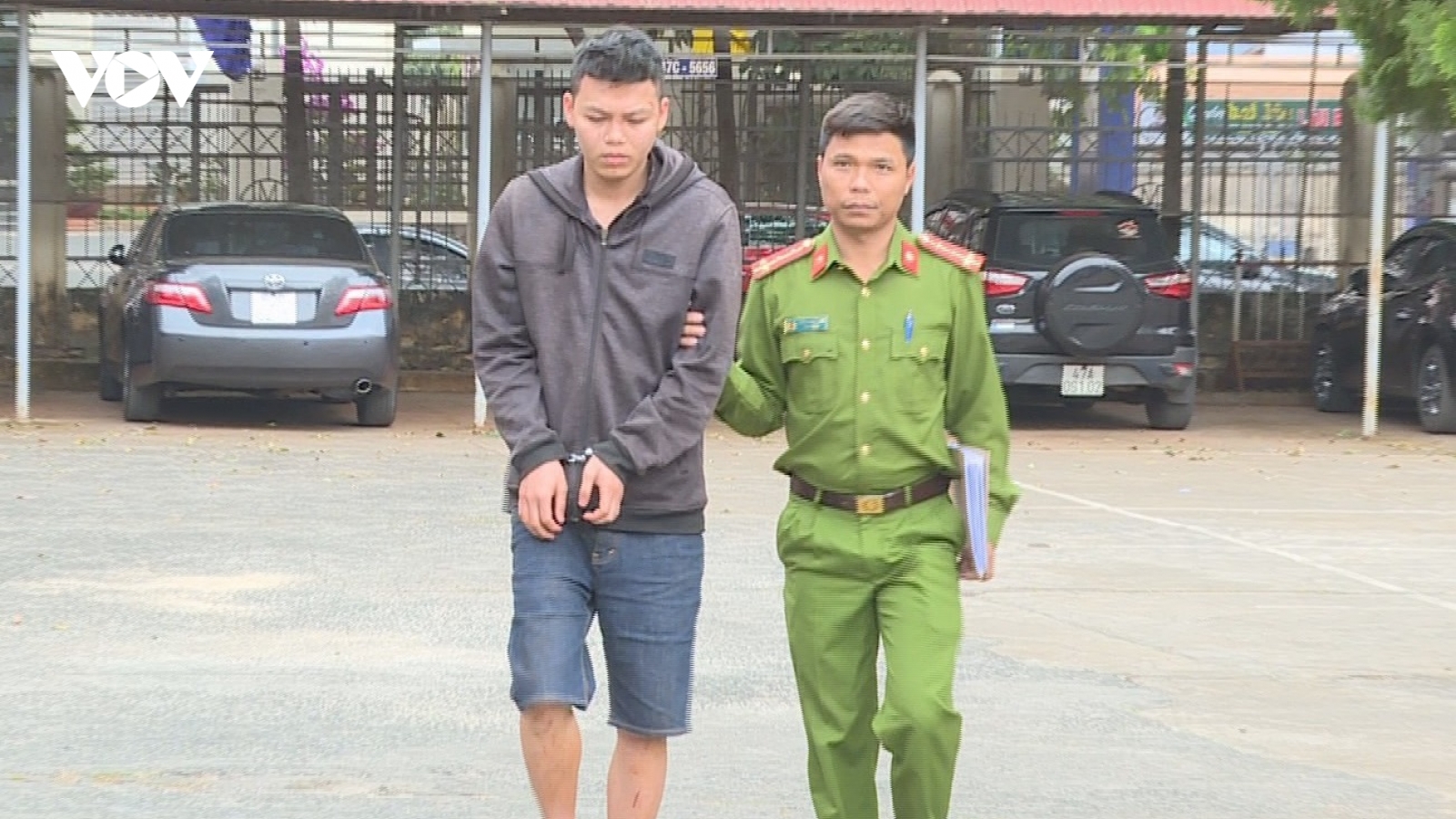 Cầm dao rựa đi giải quyết mâu thuẫn, chém cả lực lượng công an