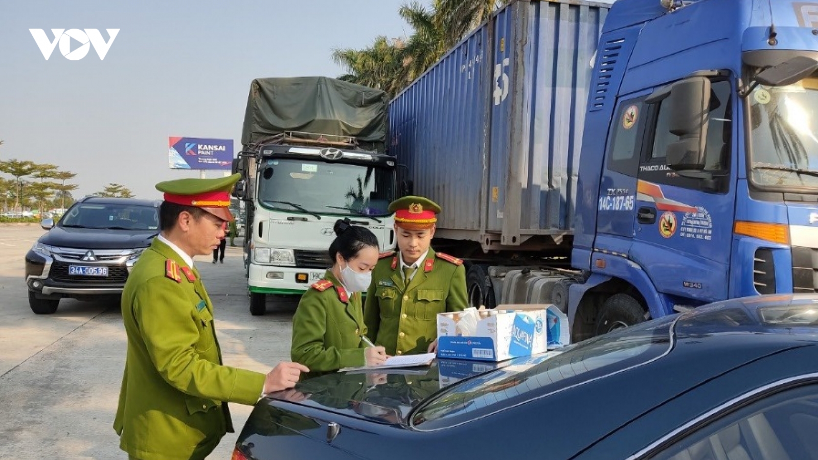 Phát hiện 300 tấn hàng lậu đang trên đường tuồn vào nội địa