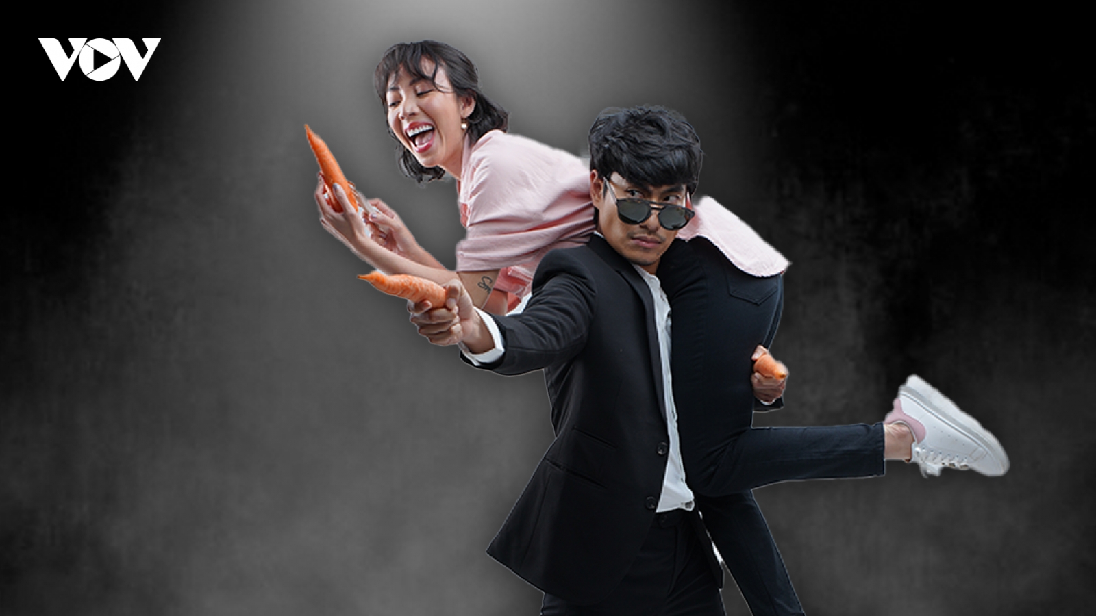 Thu Trang hóa "bà cô ế" bế Kiều Minh Tuấn chạy trốn trong phim mới