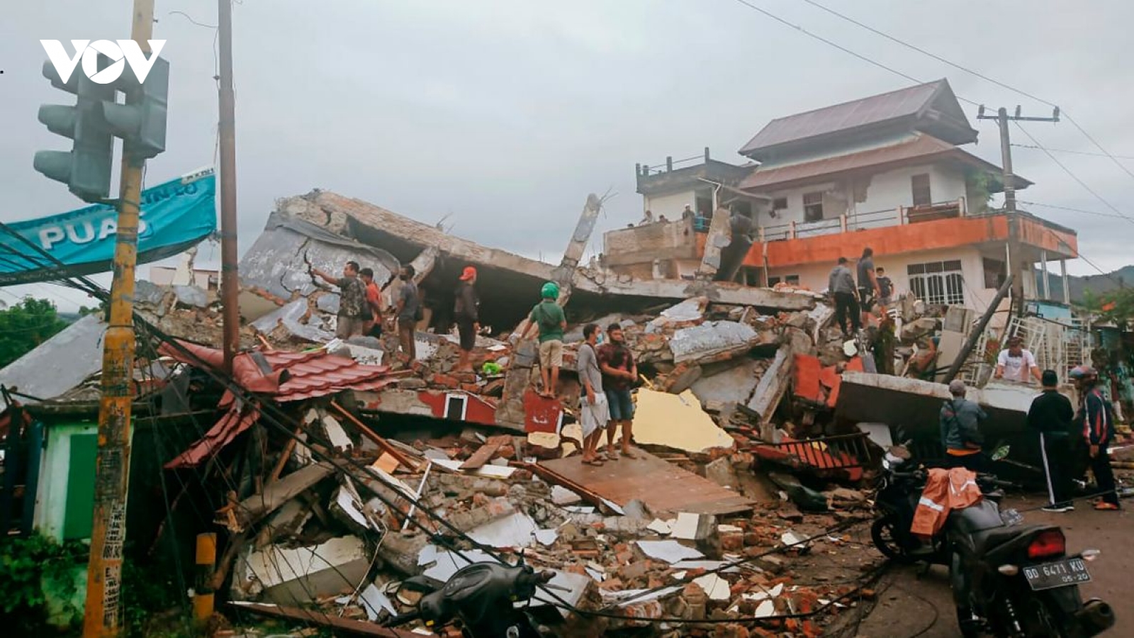 Indonesia khẩn trương tìm kiếm nạn nhân bị vùi lấp trong trận động đất 6,2 độ