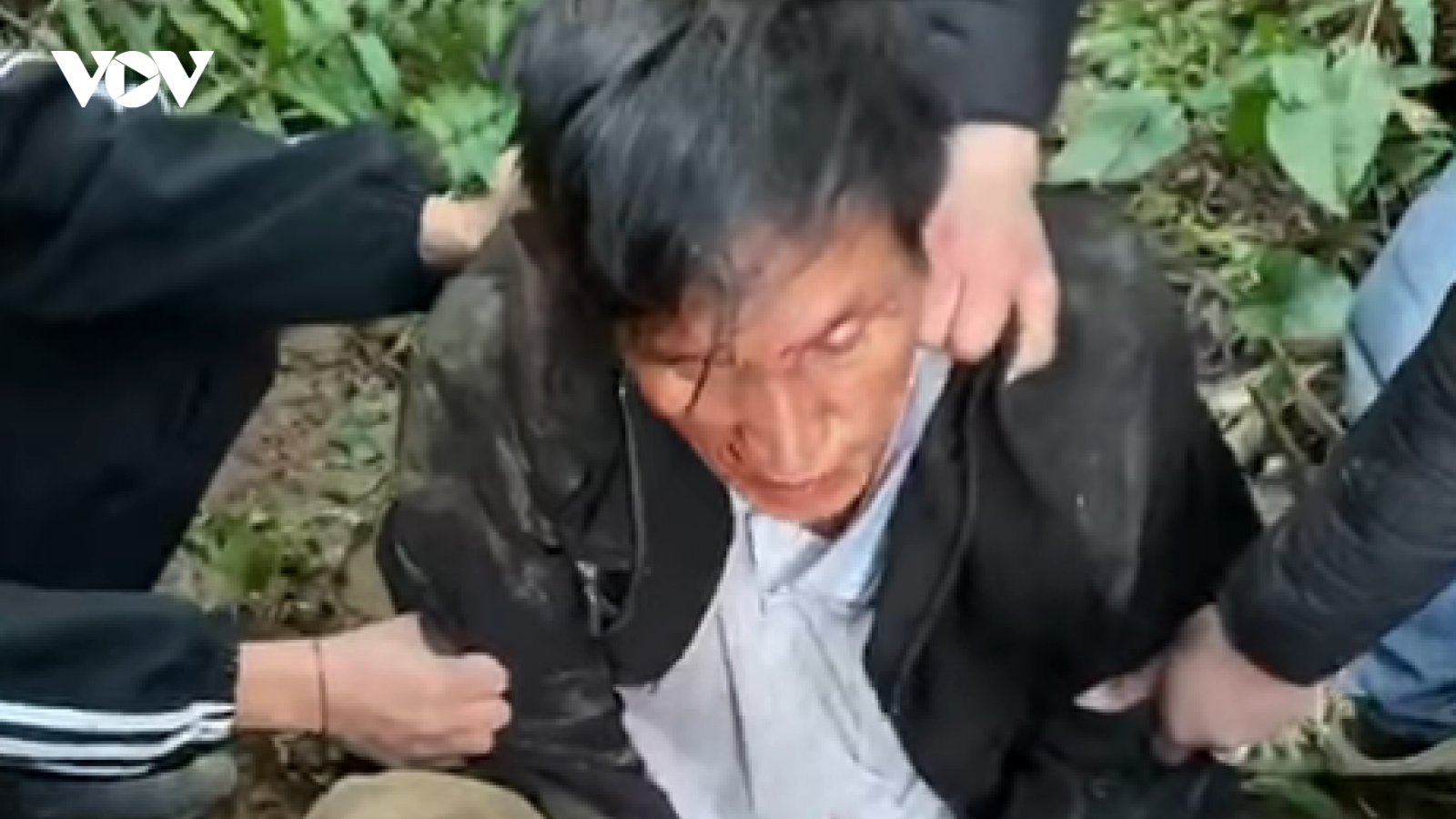 Con nghiện ôm súng mang ngàn viên ma túy vào rừng giao dịch