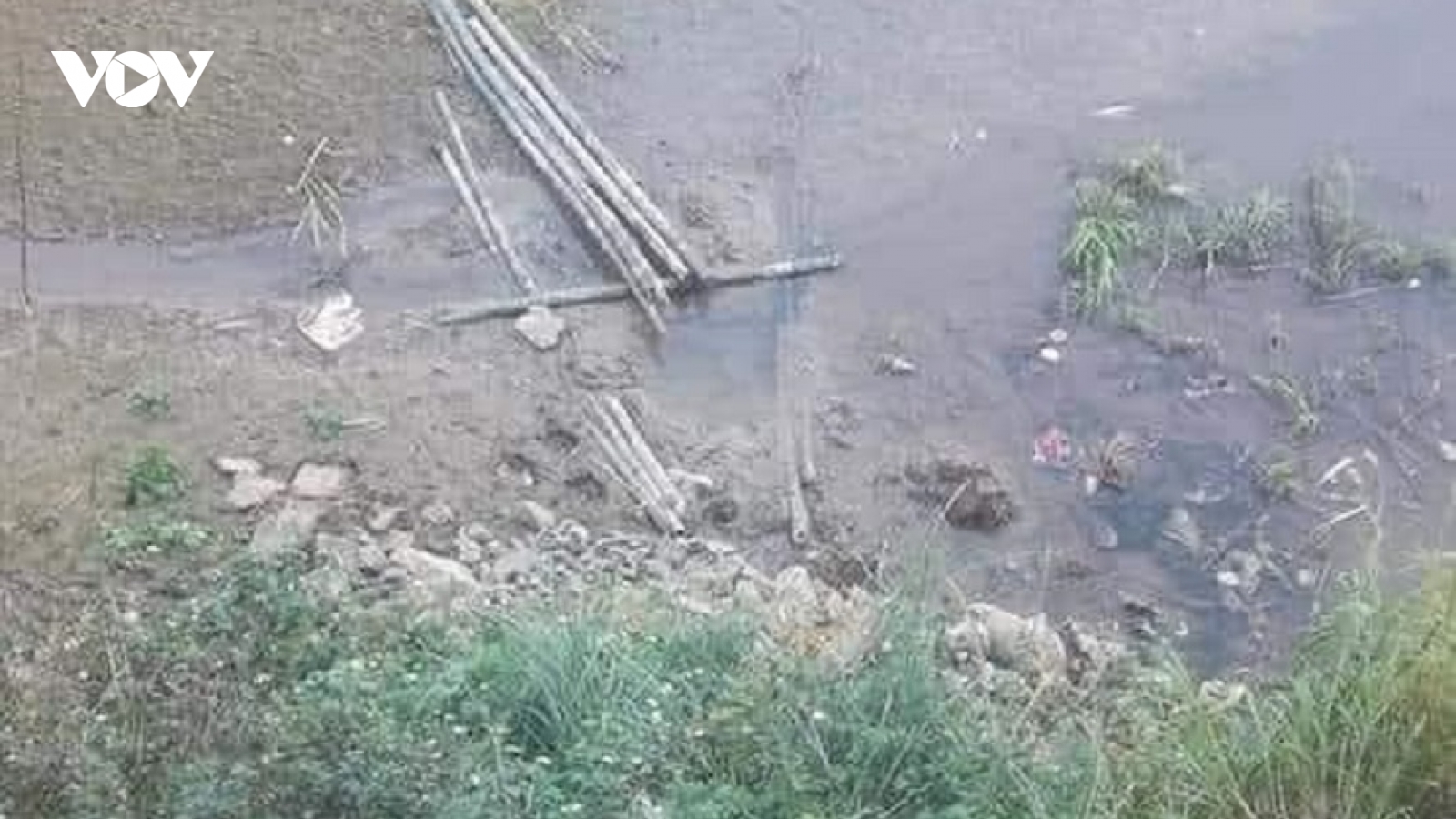 Phát hiện thi thể một phụ nữ chưa rõ danh tính dưới vũng nước