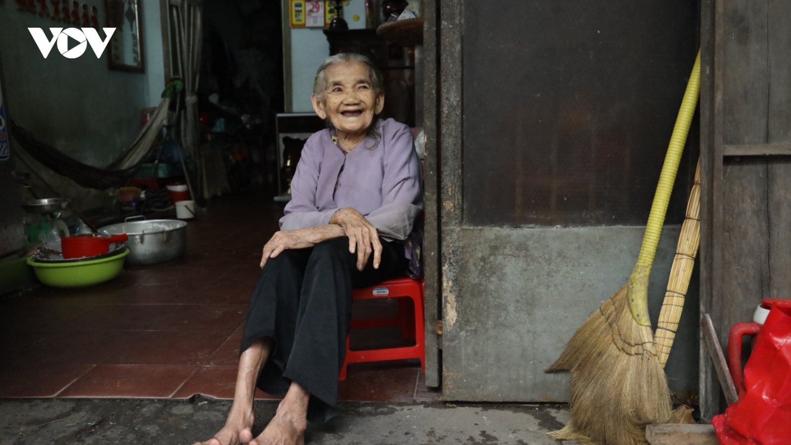 Cuộc đời vất vả của cụ bà U100 hơn 40 năm bán bánh kẹp mưu sinh giá 1000 đồng