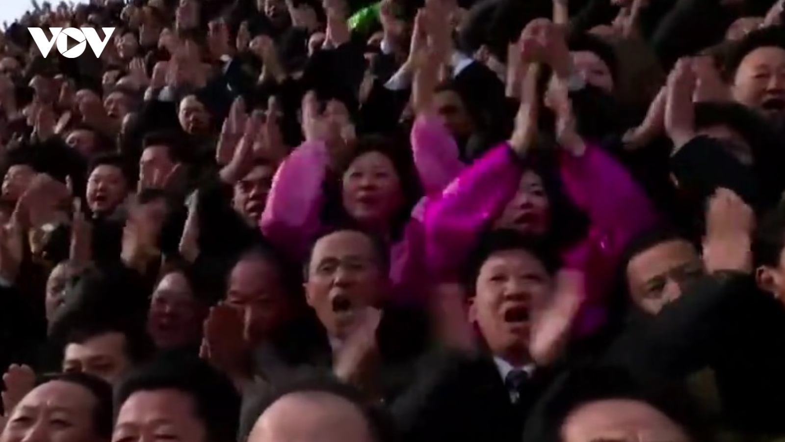 Video: Tổng bí thư Kim Jong Un gặp gỡ, chụp ảnh tập thể với đại biểu Đại hội Đảng Lao động