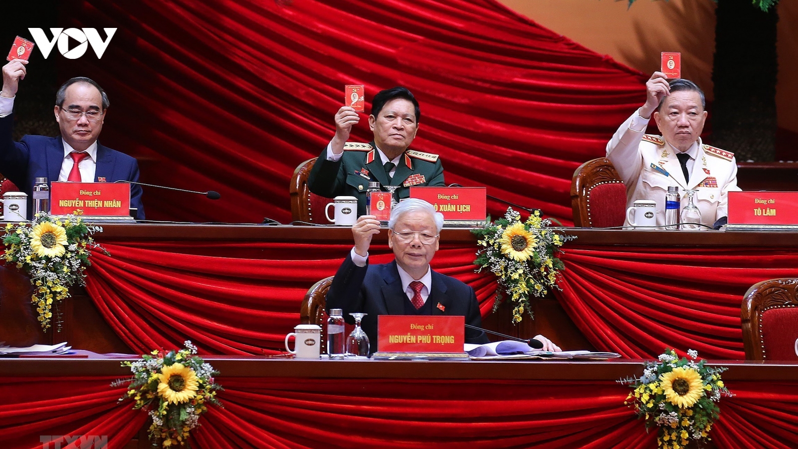 Đoàn Chủ tịch Đại hội XIII gồm 16 Ủy viên Bộ Chính trị và đồng chí Trần Thanh Mẫn