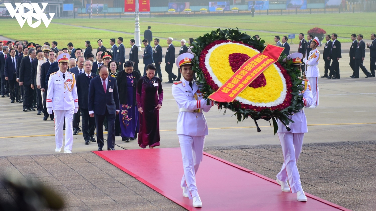 Lãnh đạo Đảng, Nhà nước và các đại biểu dự Đại hội XIII vào Lăng viếng Bác