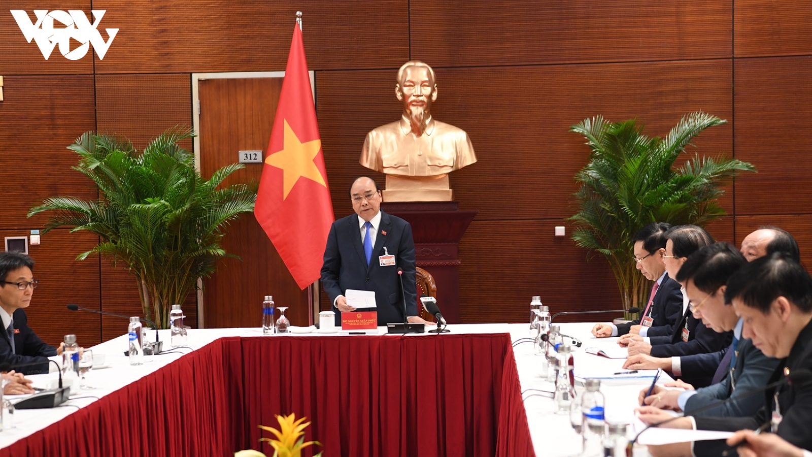 Thủ tướng họp khẩn về COVID-19 tại phòng họp ở Đại hội Đảng lần thứ XIII