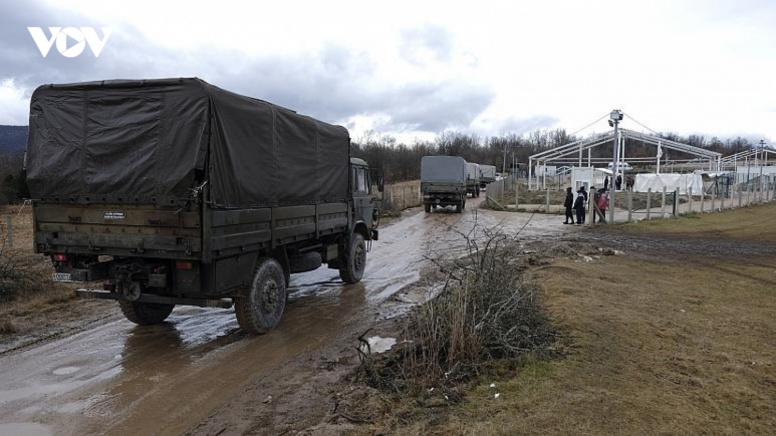 Bosnia dựng lều tạm cho người di cư sau khi trại tị nạn Lipa bị thiêu rụi