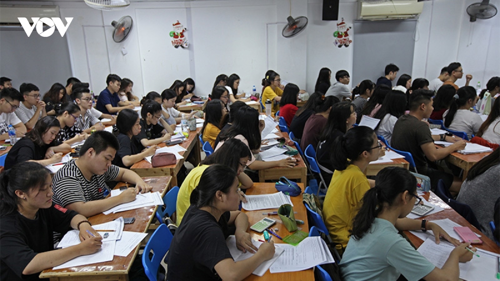 Giáo viên dạy thêm thu nhập cả trăm triệu mỗi tháng là chuyện bình thường?