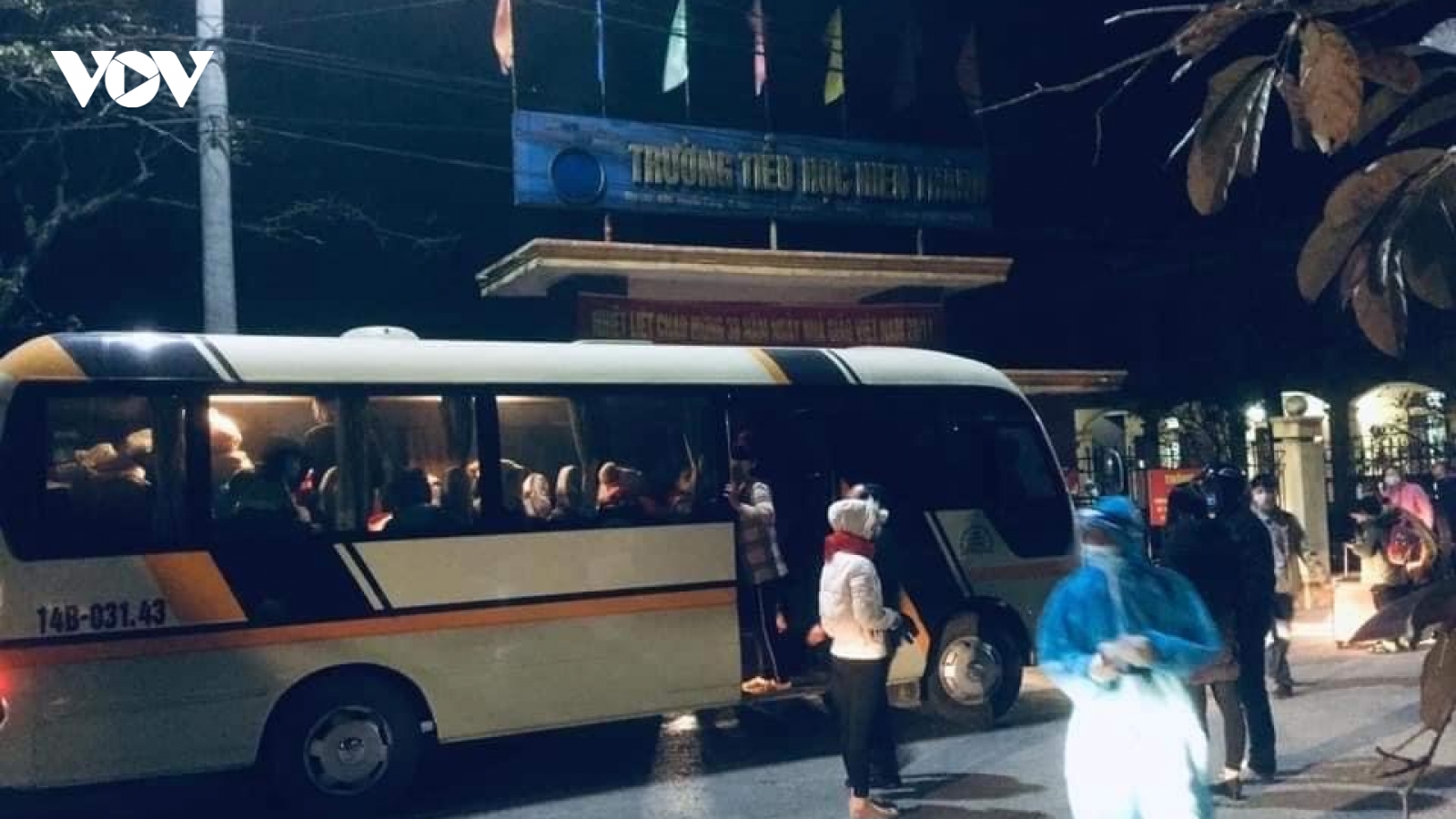 Nhiều học sinh trên địa bàn thị xã Kinh Môn (Hải Dương) được đưa đi cách ly trong đêm