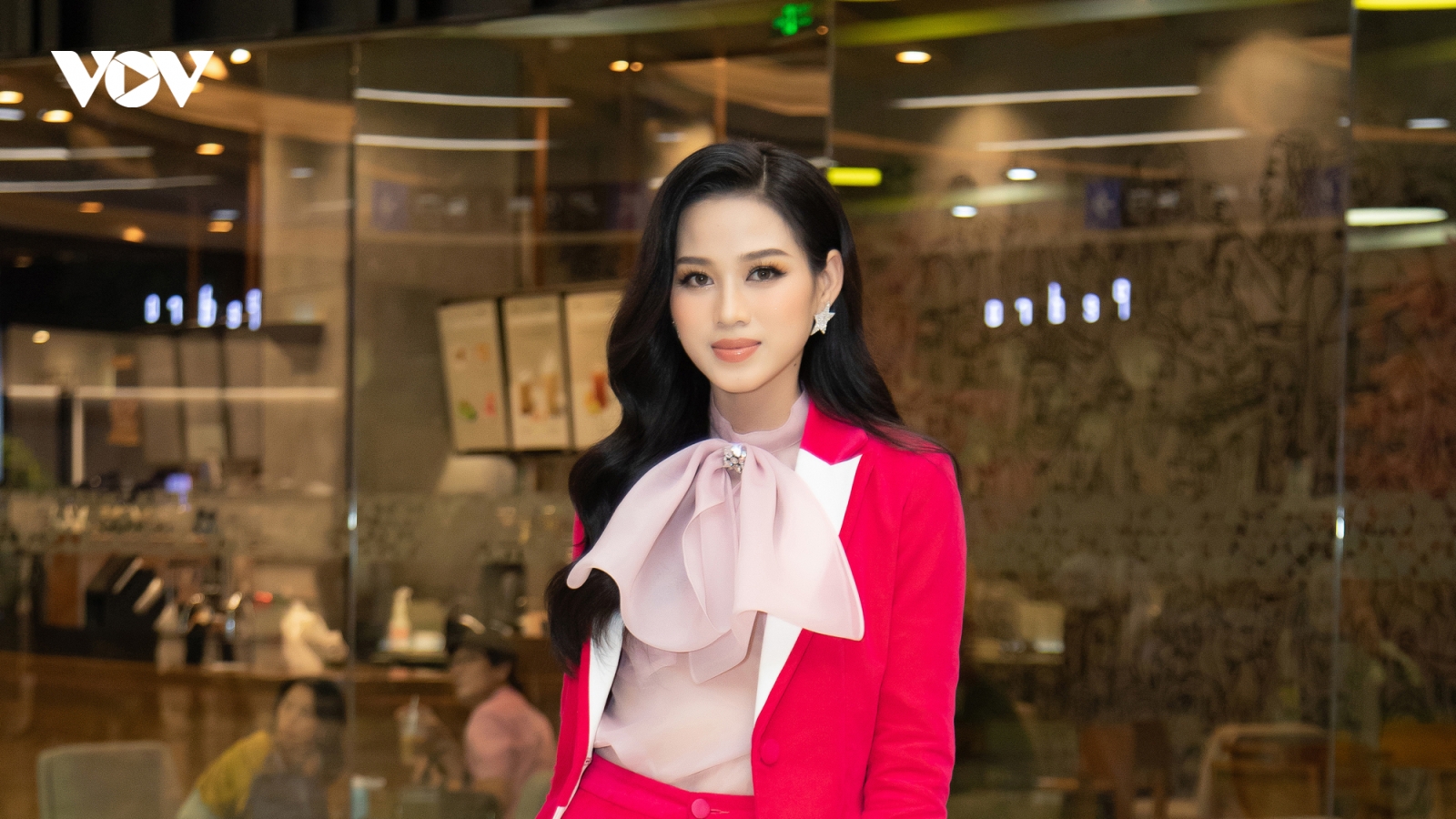 Hoa hậu Đỗ Hà khoe sắc trong bộ cánh menswear màu hồng ấn tượng