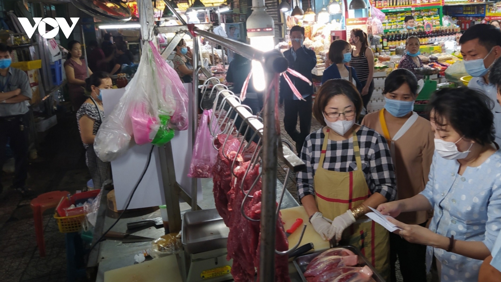Chợ dân sinh thưa vắng, tiểu thương mong sớm hết dịch Covid-19