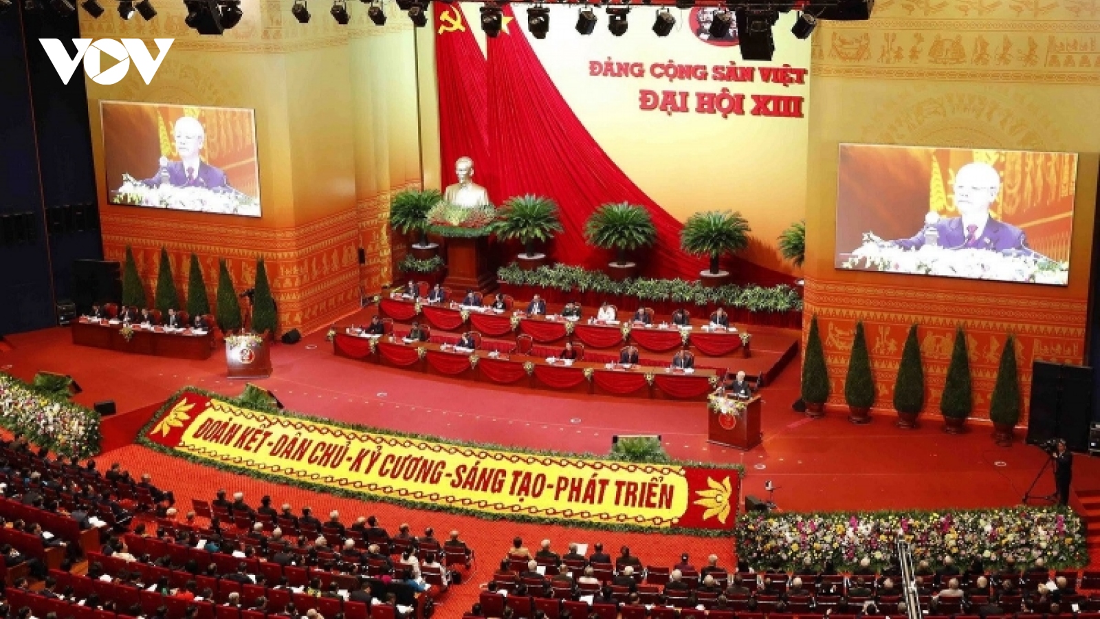 Foreign experts attribute Vietnamese success to correct decisions and people's strength 