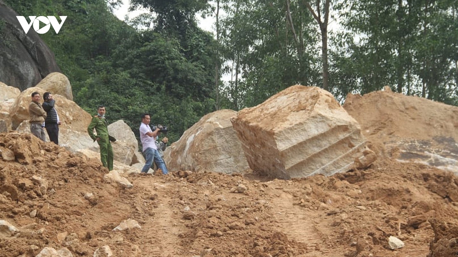 Xử lý nghiêm tình trạng khai thác đá trái phép trên núi Hòn Chà