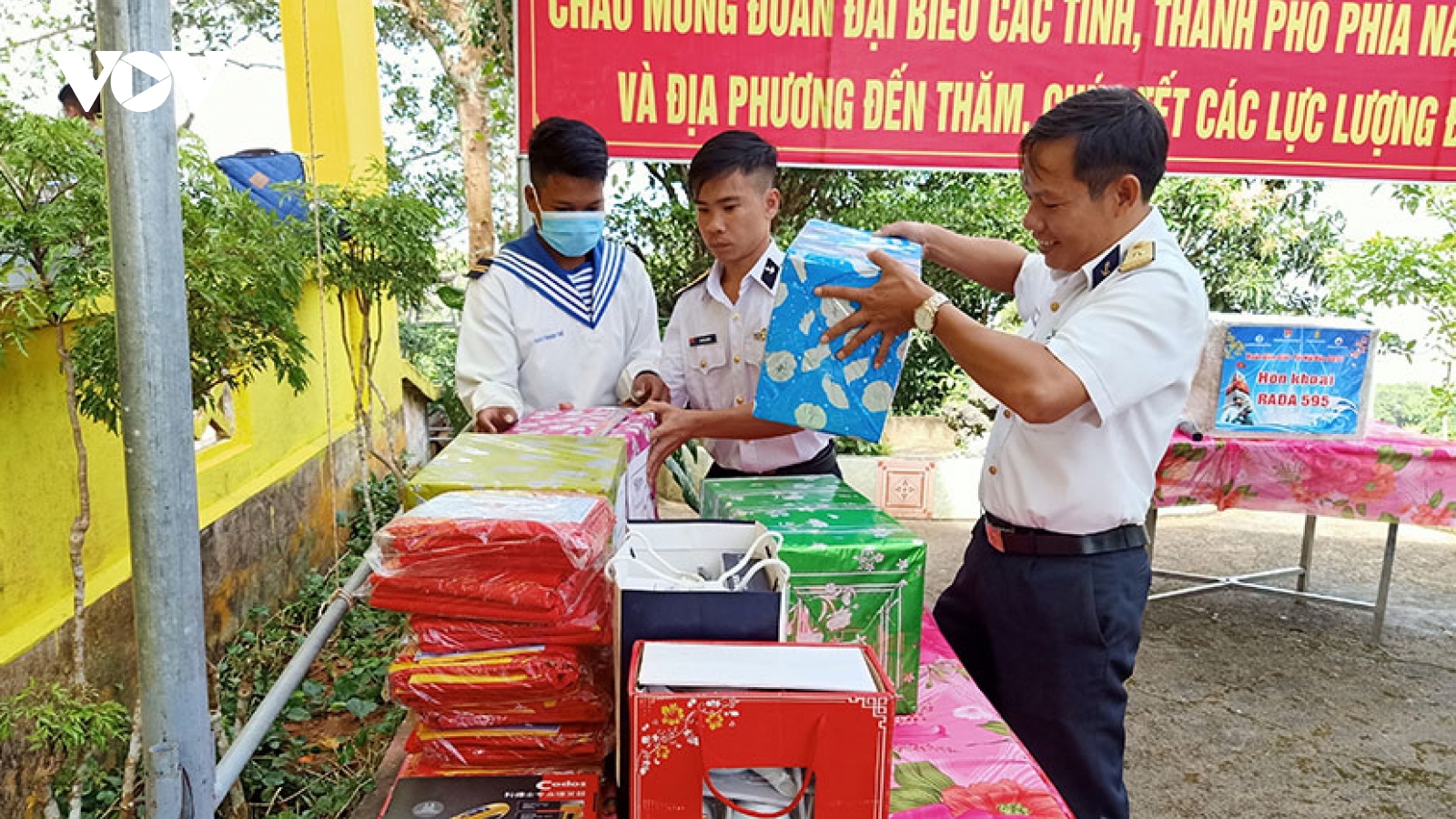 Đoàn công tác các tỉnh, thành phía Nam thăm và chúc Tết chiến sĩ đảo Hòn Khoai