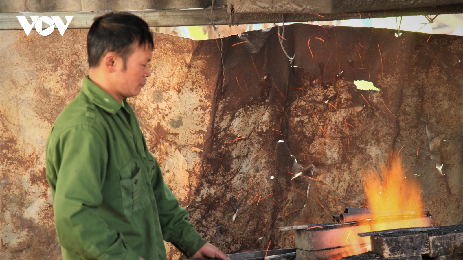 Làng rèn quanh năm đỏ lửa ở Pác Rằng, Cao Bằng