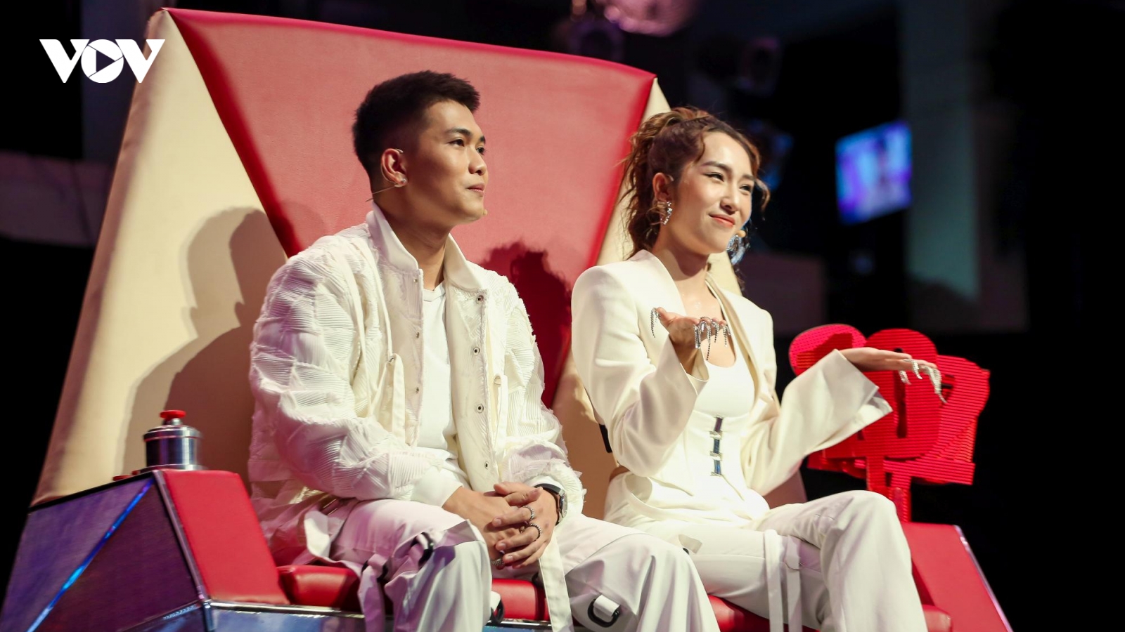 Giọng hát Việt nhí tập 2: Emily "công kích" Hưng Cao chưa có bài hát lọt top 1 trending