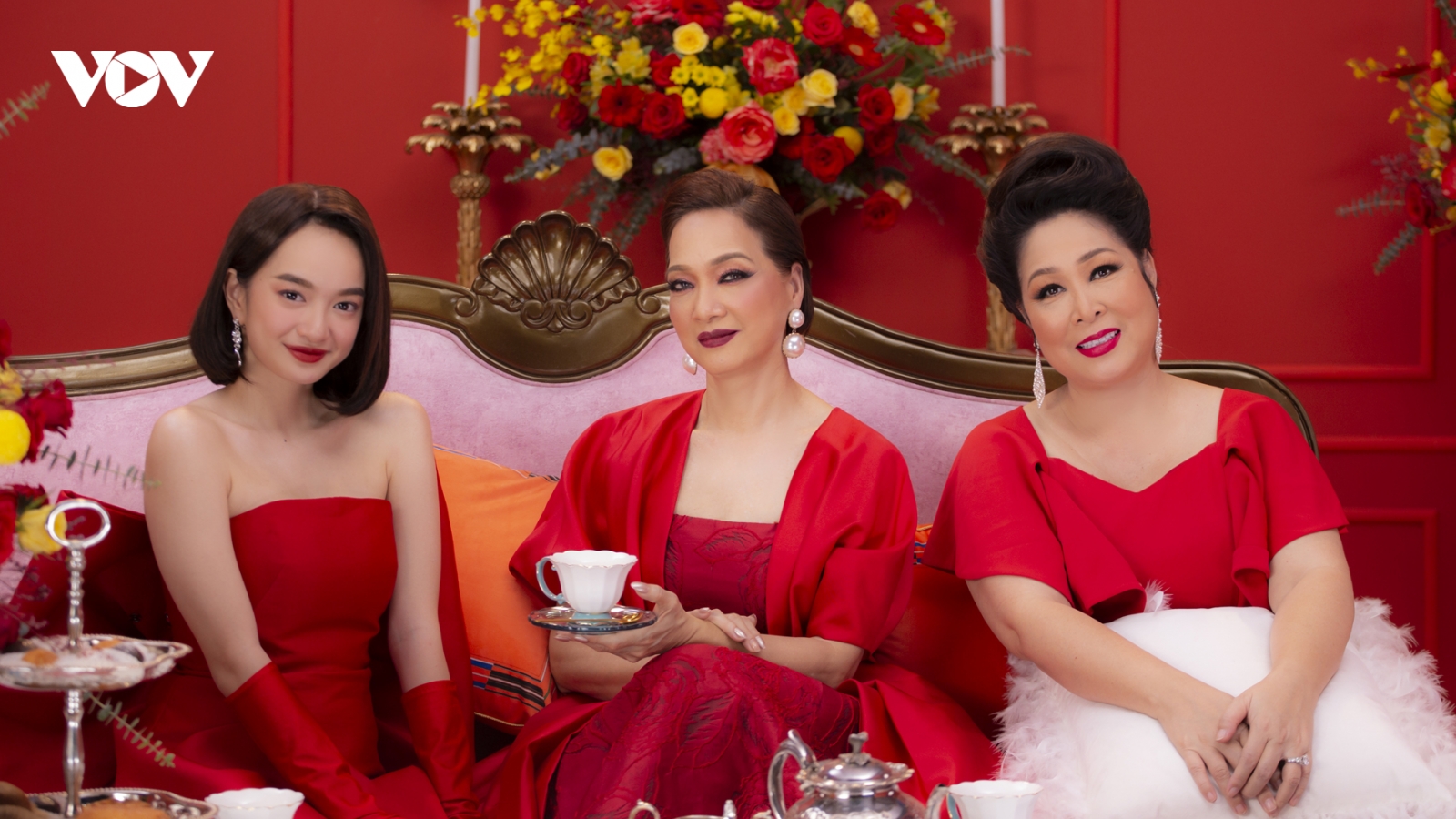 Kaity Nguyễn cùng dàn sao "Gái già lắm chiêu V" chúc Tết bằng... rap