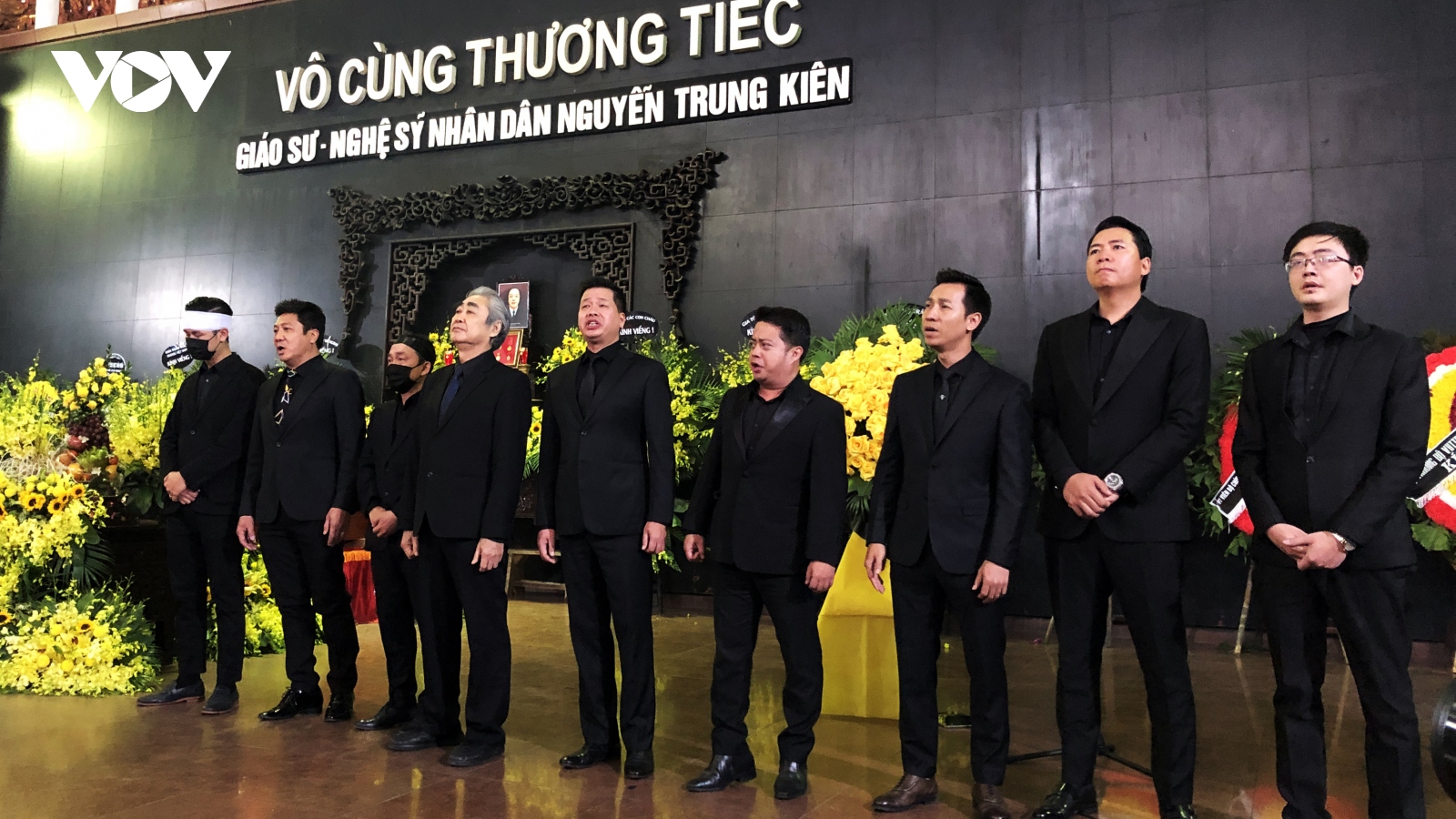 Đồng nghiệp, học trò nghẹn ngào hát "Tình ca" tiễn biệt NSND Trung Kiên