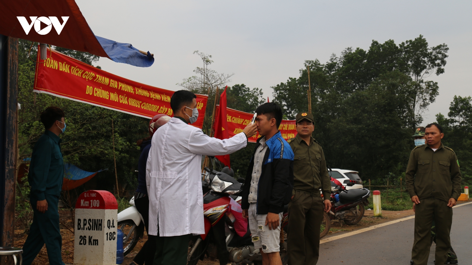 Người dân biên giới ký cam kết phát hiện, tố giác người nhập cảnh trái phép
