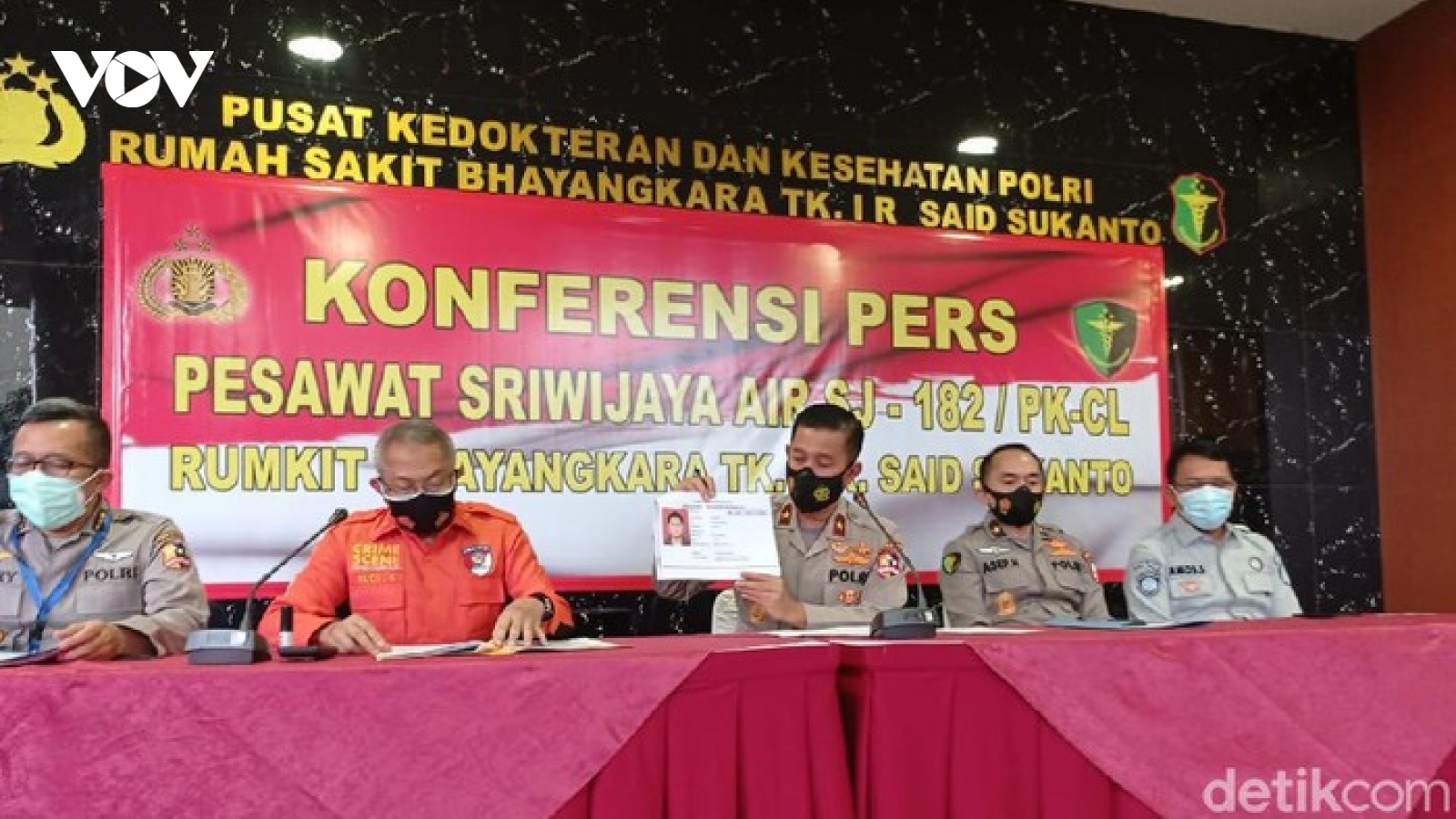 Rơi máy bay ở Indonesia: Xác định danh tính nạn nhân đầu tiên