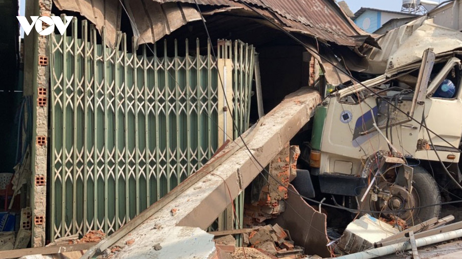 Ô tô đâm liên hoàn ở Đồng Nai, nhiều người bị thương nhập viện cấp cứu