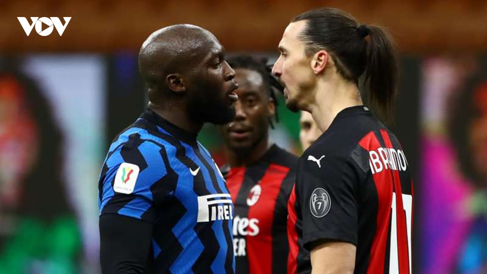 Ibrahimovic nhận thẻ đỏ, AC Milan thất thủ trước Inter Milan 