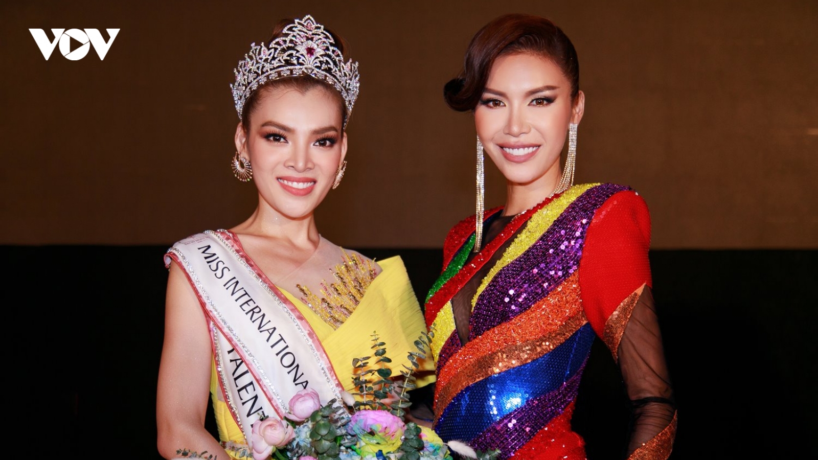 Minh Tú diện đầm lục sắc, xúc động cảm ơn cộng đồng LGBT Việt Nam