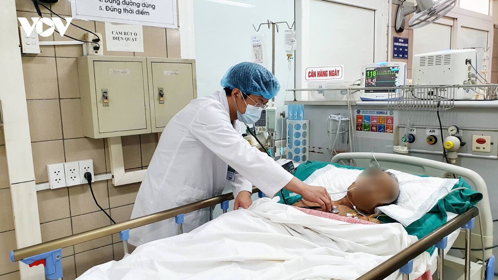 Uống nhầm tinh dầu quế, một người đàn ông bị ngộ độc nặng