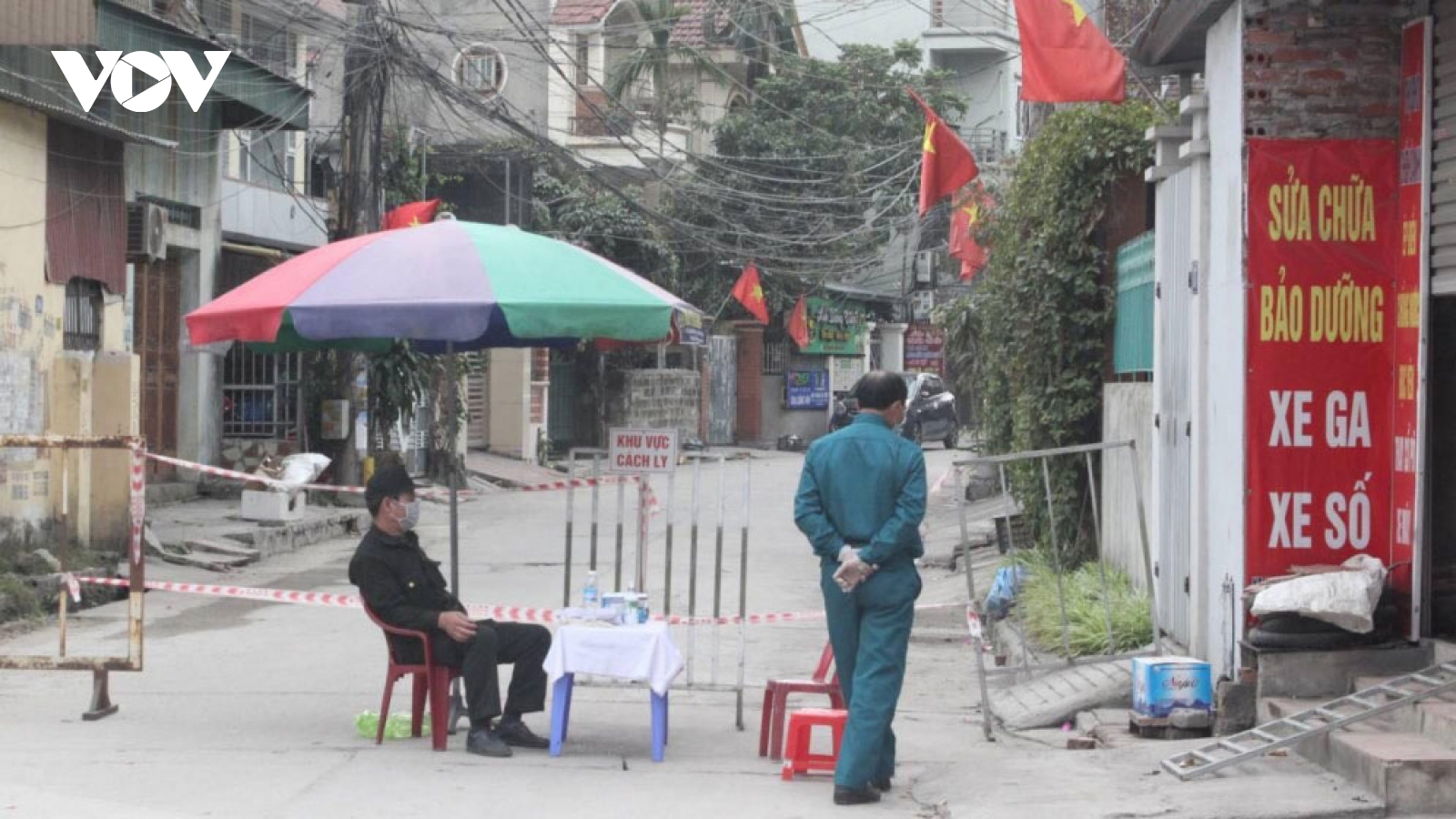 Photos show midnight effort to set up check-points in Quang Ninh