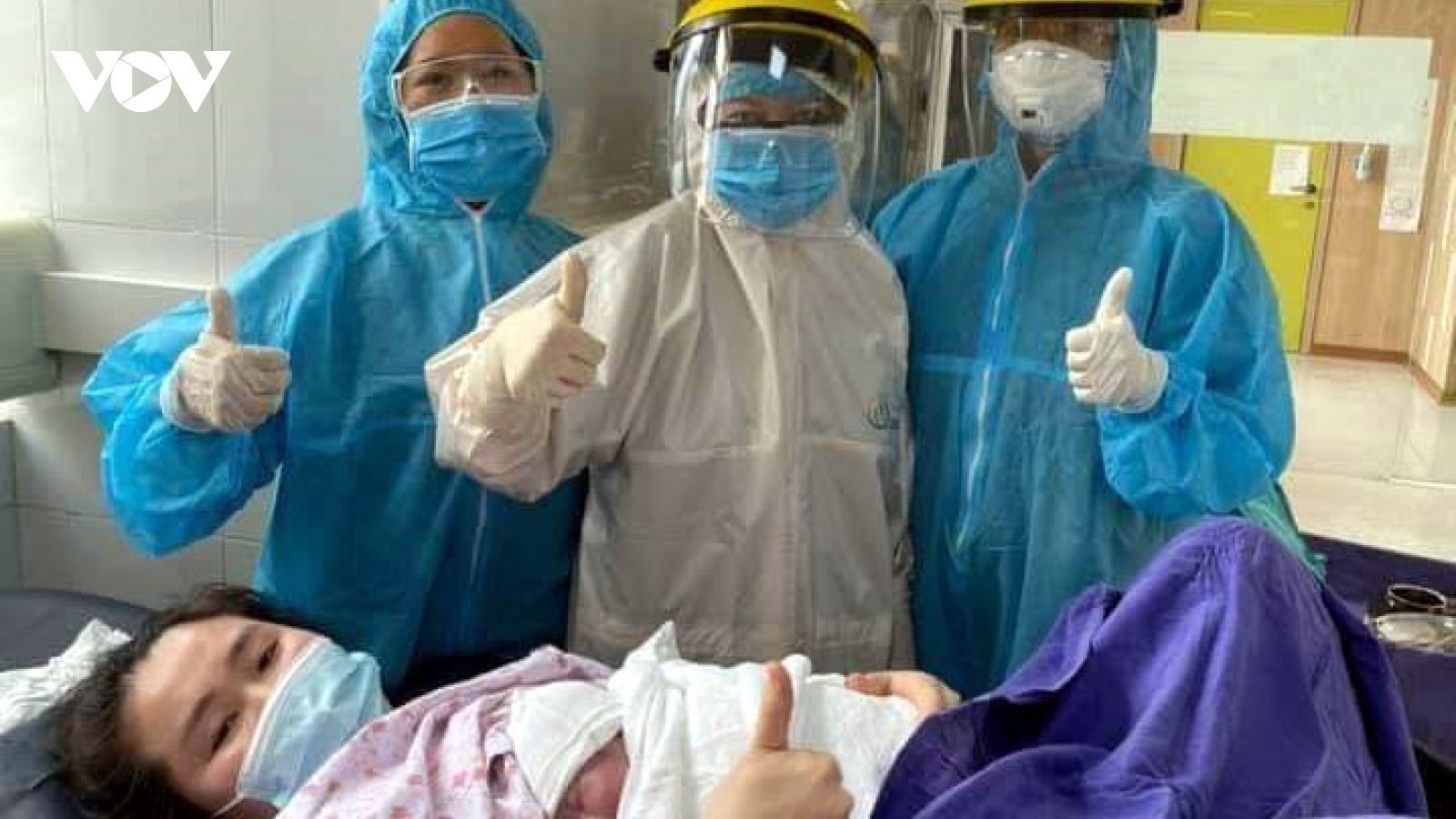 Một em bé chào đời trong khu cách ly ở Quảng Ninh