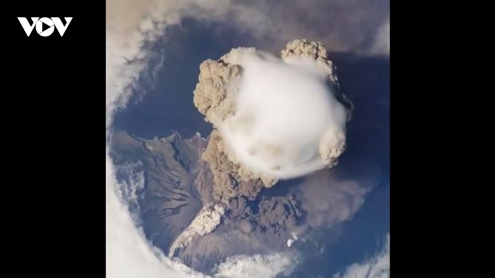 Ngỡ ngàng với cảnh núi lửa phun trào nhìn từ không gian
