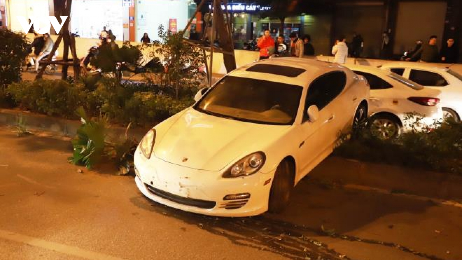 Tài xế xe Porsche nghi bị đột quỵ mất lái, tông đổ nhiều cây xanh