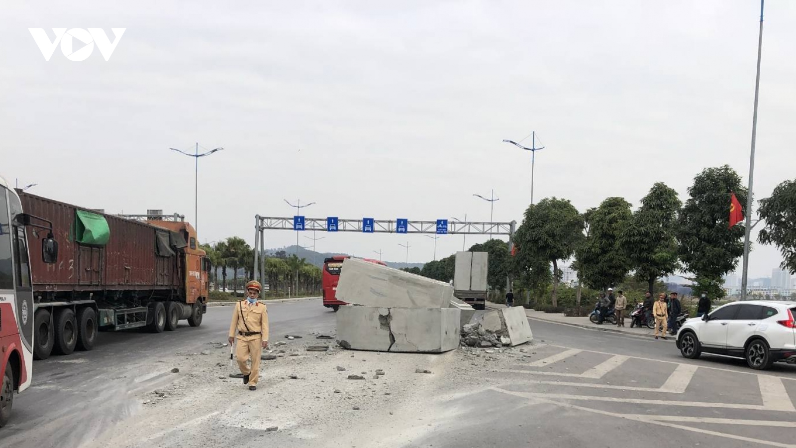 Xe đầu kéo làm rơi đổ nhiều khối bê tông xuống đường ở Quảng Ninh