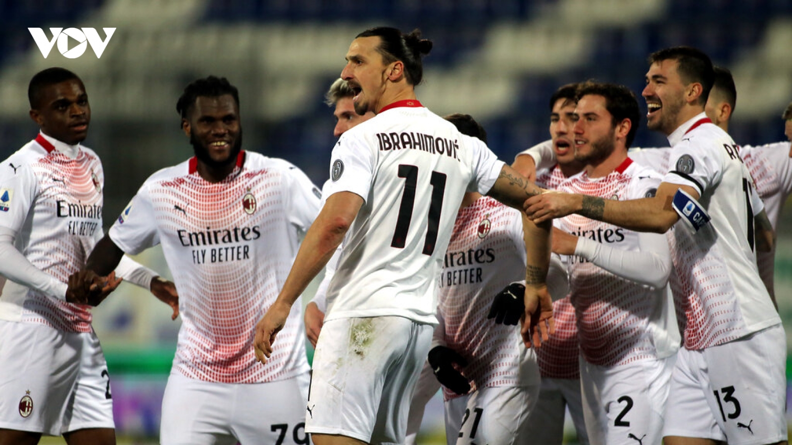 Ibrahimovic ghi 2 bàn, AC Milan bỏ xa Juventus 10 điểm ở Serie A