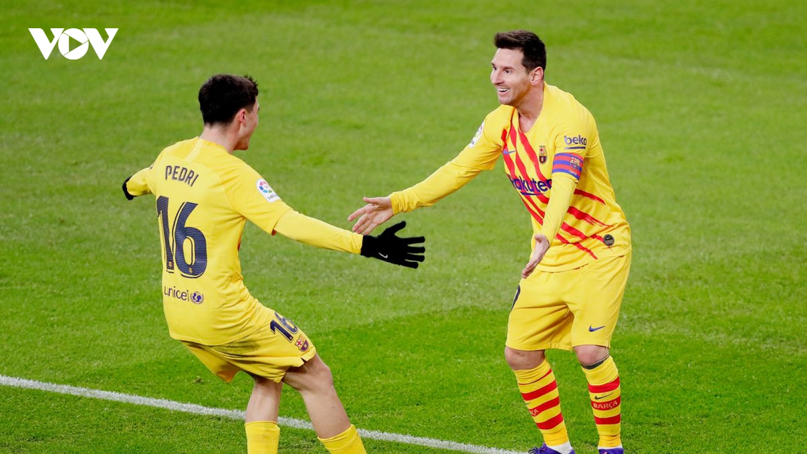 Messi thăng hoa đưa Barca áp sát Real Madrid tại La Liga