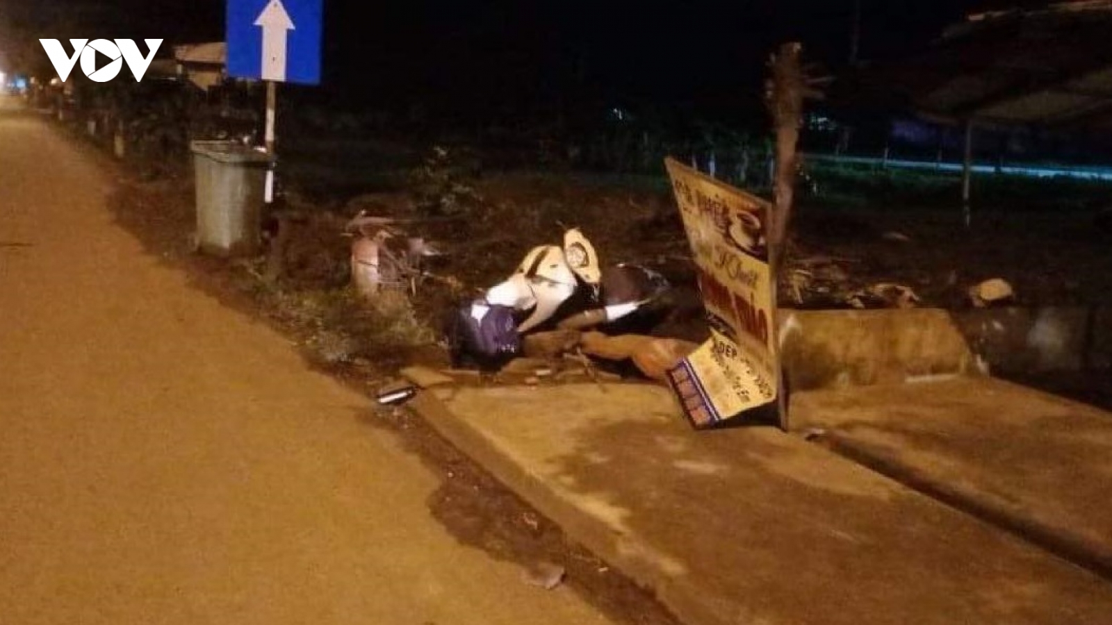 Người đàn ông tử vong cạnh xe máy bên lề đường