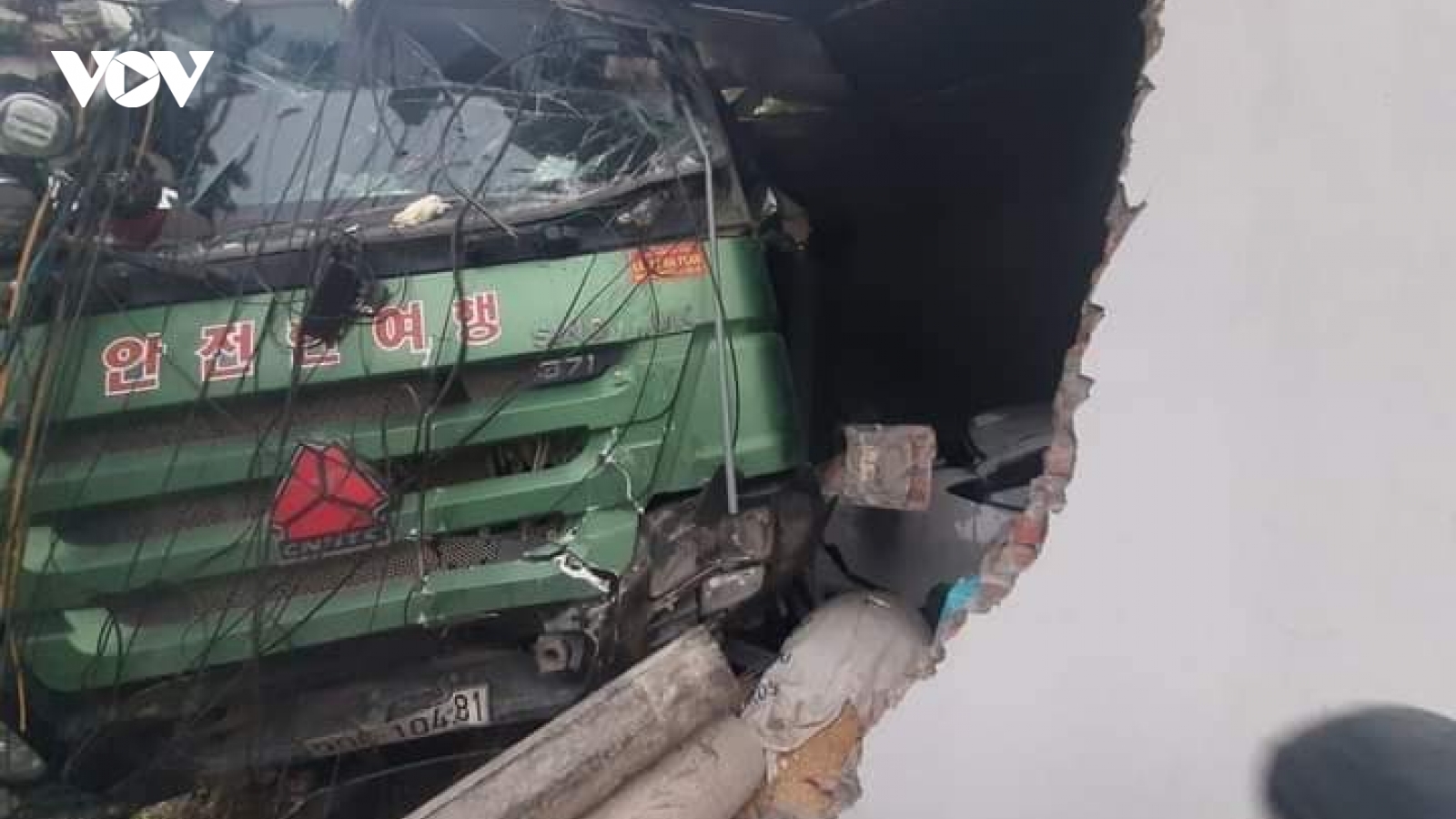 Tài xế xe tải ngủ gật đâm vào nhà dân