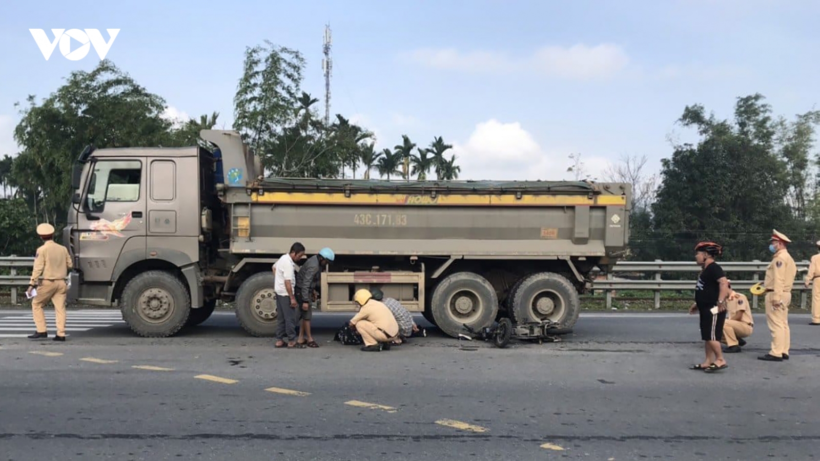 Đi thăm bà, nữ sinh lớp 9 bị xe tải cán chết