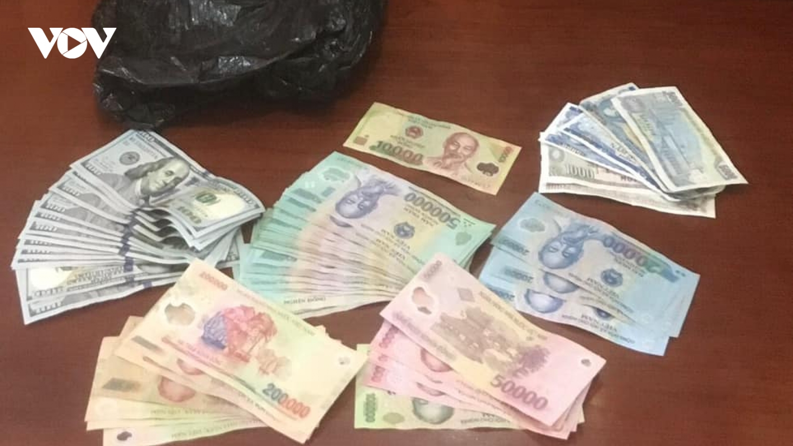 Khởi tố lái tàu chiếm đoạt tài sản của khách nước ngoài